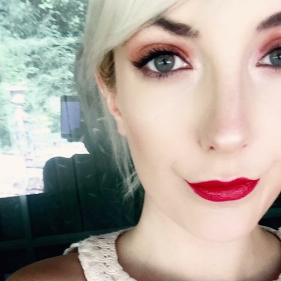 Meet your Posher, Meredith ✨ - Picture 3 of 8